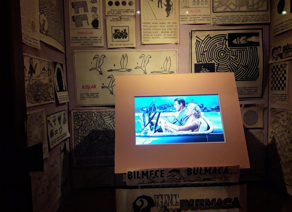 <p>Od romana sjećanja do serije: kako ekranizovati unutrašnji svijet opsesije, sjećanja i tišine, a da se ne izgubi suština teksta koji je upravo od odsustva događaja načinio svoju najveću vrijednost?</p>