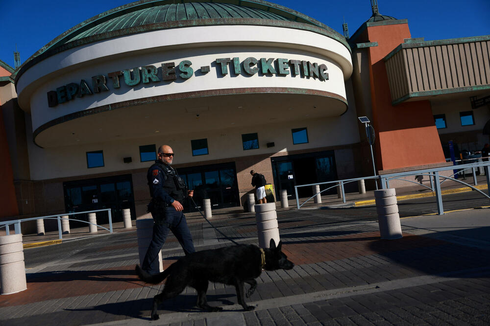 Policajac i policijski pas ispred aerodroma u El Pasu, Foto: Reuters