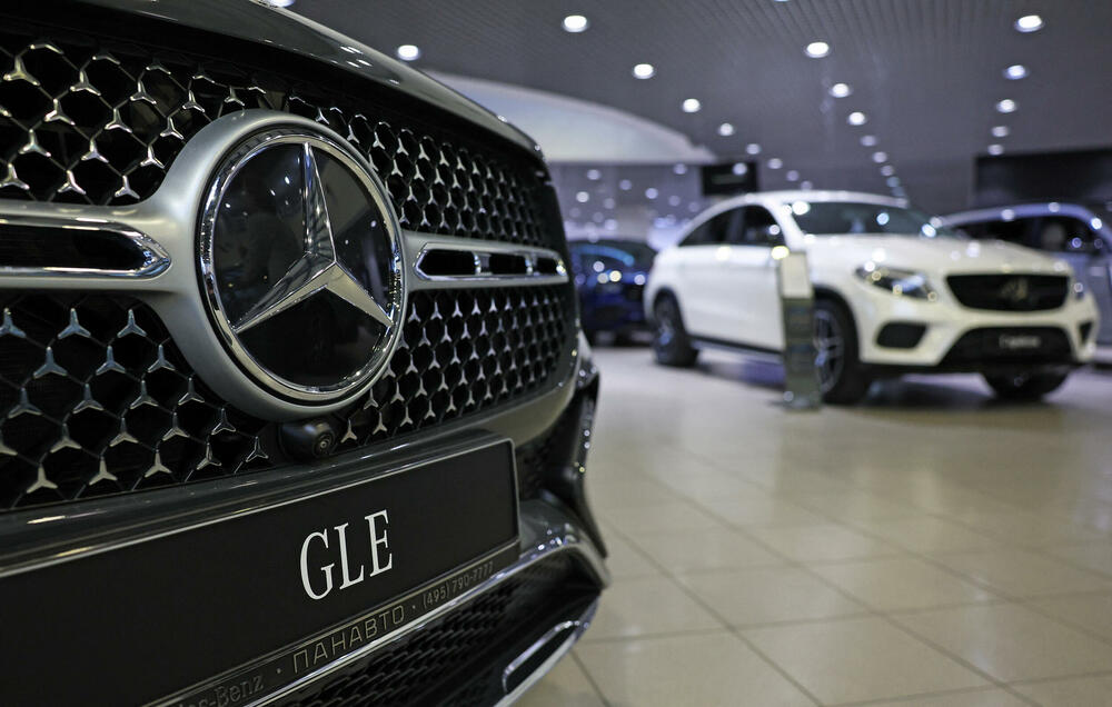 <p>Veći broj su "polovna&ldquo; vozila sa nultom kilometražom &ndash; nova vozila koja dileri ili trgovci registruju kao prodata u Kini, a zatim ih prekvalifikuju kao polovna i izvoze</p>