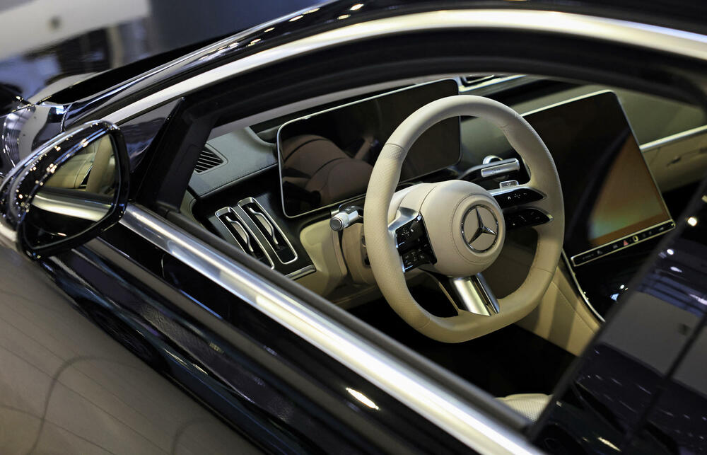 <p>Veći broj su "polovna&ldquo; vozila sa nultom kilometražom &ndash; nova vozila koja dileri ili trgovci registruju kao prodata u Kini, a zatim ih prekvalifikuju kao polovna i izvoze</p>