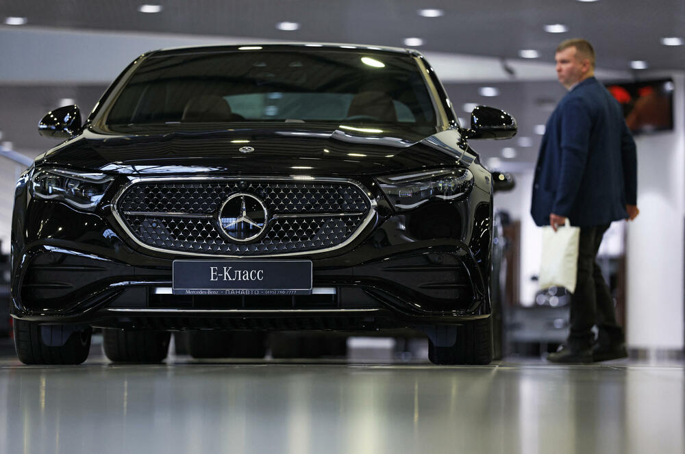 <p>Veći broj su "polovna&ldquo; vozila sa nultom kilometražom &ndash; nova vozila koja dileri ili trgovci registruju kao prodata u Kini, a zatim ih prekvalifikuju kao polovna i izvoze</p>