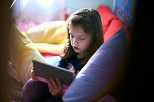 UNICEF: Vlade i tehnološke kompanije da idu dalje od zabrana i...