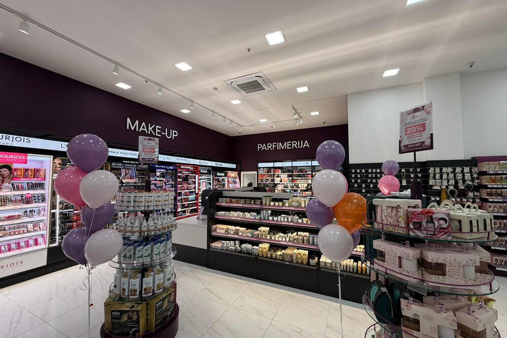 <p><a href="https://dama.me/">Drogerija Dama</a> na Trgu Slobode u Nikšiću, od četvrtka 12. februara, dočekuje kupce u drugačijem ambijentu, osmišljenom da kupovinu učini prijatnijom.</p>