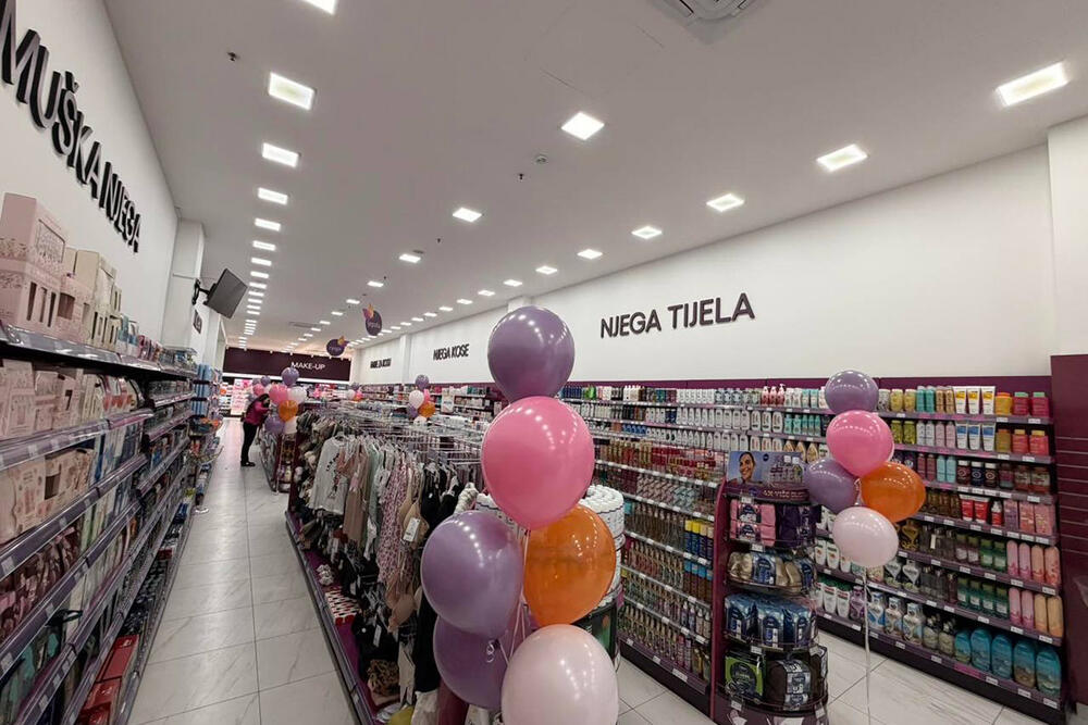 <p><a href="https://dama.me/">Drogerija Dama</a> na Trgu Slobode u Nikšiću, od četvrtka 12. februara, dočekuje kupce u drugačijem ambijentu, osmišljenom da kupovinu učini prijatnijom.</p>