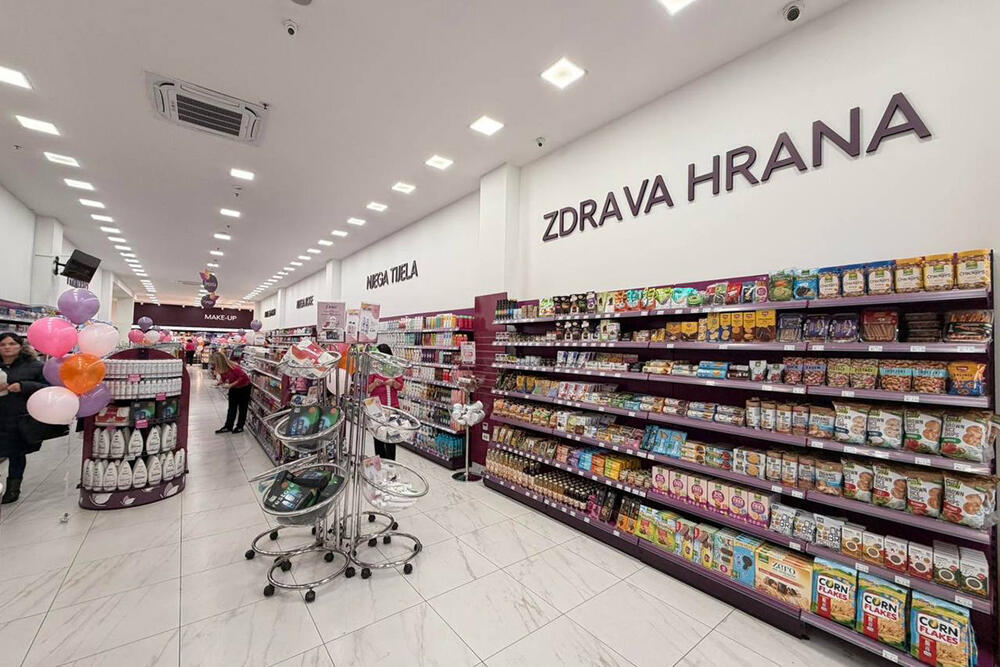 <p><a href="https://dama.me/">Drogerija Dama</a> na Trgu Slobode u Nikšiću, od četvrtka 12. februara, dočekuje kupce u drugačijem ambijentu, osmišljenom da kupovinu učini prijatnijom.</p>