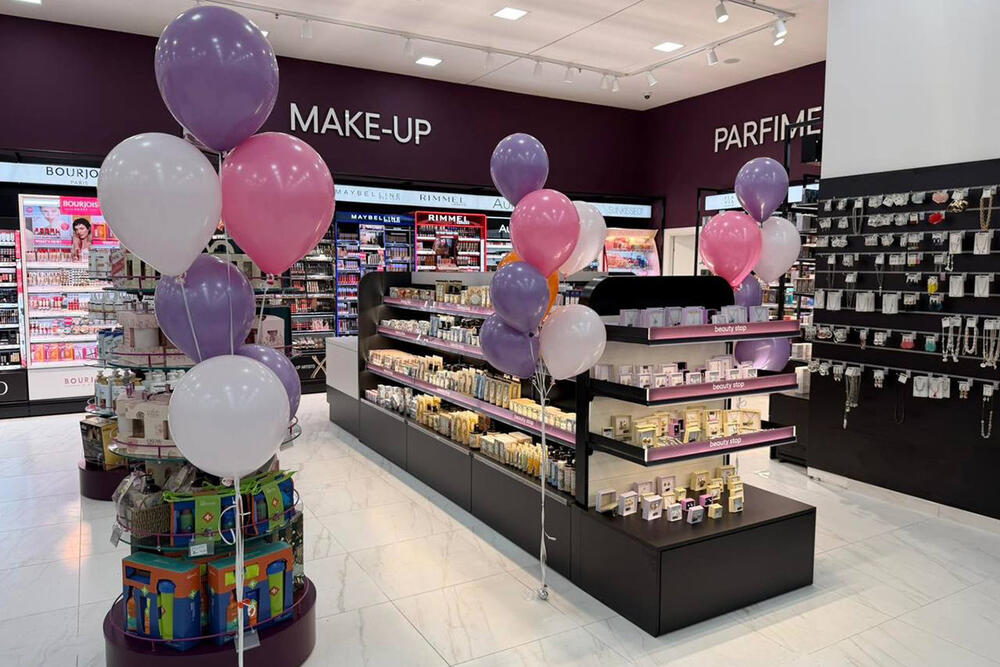 <p><a href="https://dama.me/">Drogerija Dama</a> na Trgu Slobode u Nikšiću, od četvrtka 12. februara, dočekuje kupce u drugačijem ambijentu, osmišljenom da kupovinu učini prijatnijom.</p>