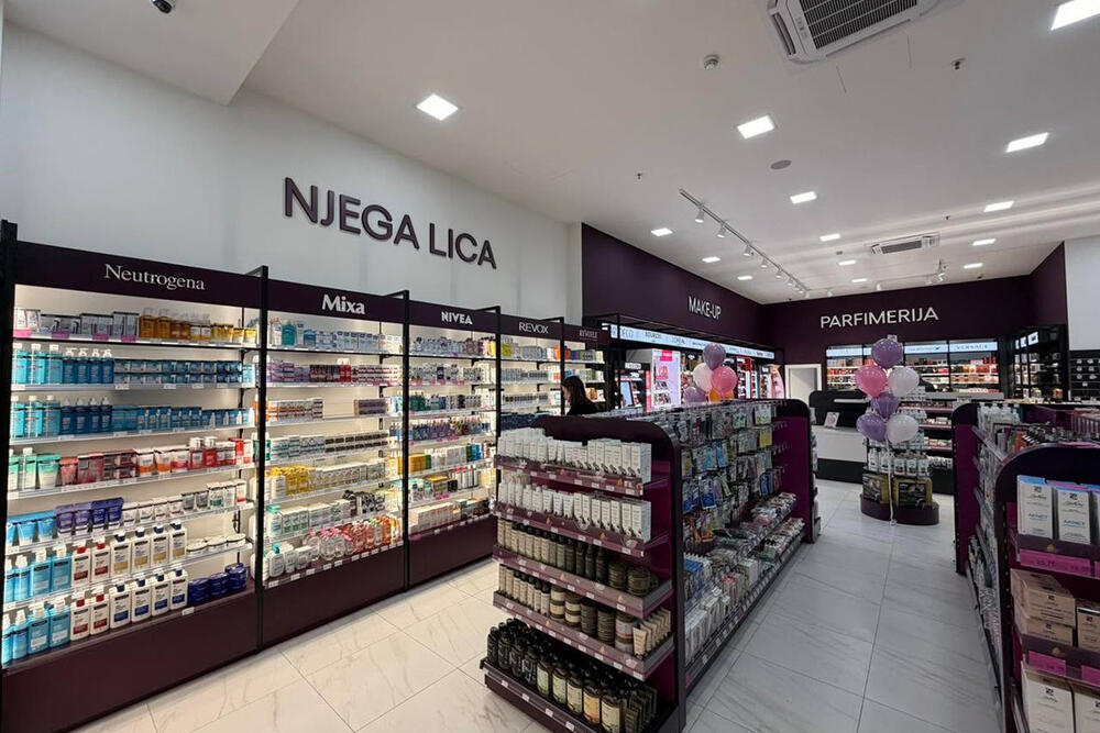 <p><a href="https://dama.me/">Drogerija Dama</a> na Trgu Slobode u Nikšiću, od četvrtka 12. februara, dočekuje kupce u drugačijem ambijentu, osmišljenom da kupovinu učini prijatnijom.</p>