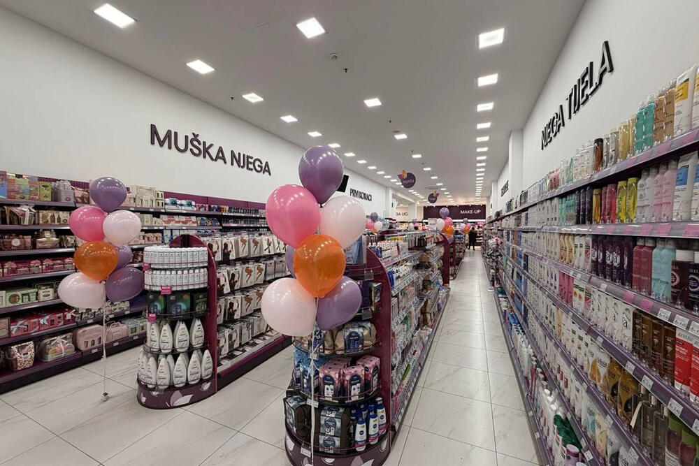 <p><a href="https://dama.me/">Drogerija Dama</a> na Trgu Slobode u Nikšiću, od četvrtka 12. februara, dočekuje kupce u drugačijem ambijentu, osmišljenom da kupovinu učini prijatnijom.</p>