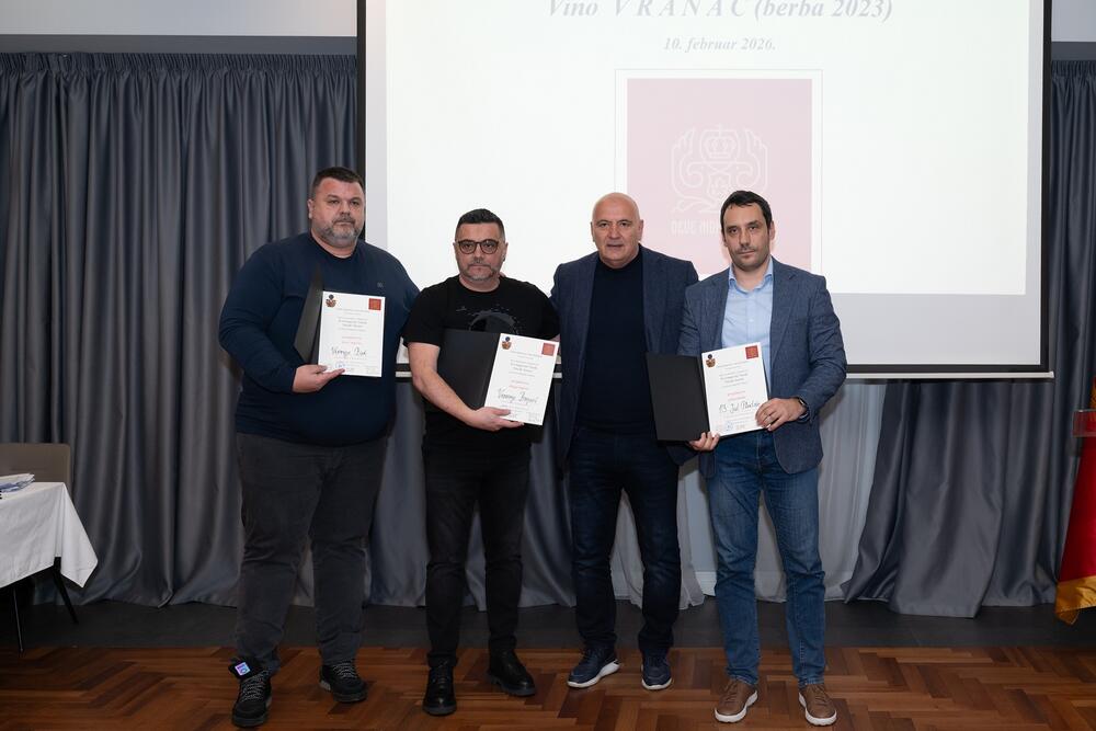 <p>U organizaciji Evropskog reda vinskih vitezova &ndash; Legatura Crna Gora, održan je II Crnogorski vinski viteški turnir, posvećen autohtonoj sorti Vranac, berbe 2023. godine. Turnir je održan u restoranu Voli Bar 61 u Podgorici.</p>