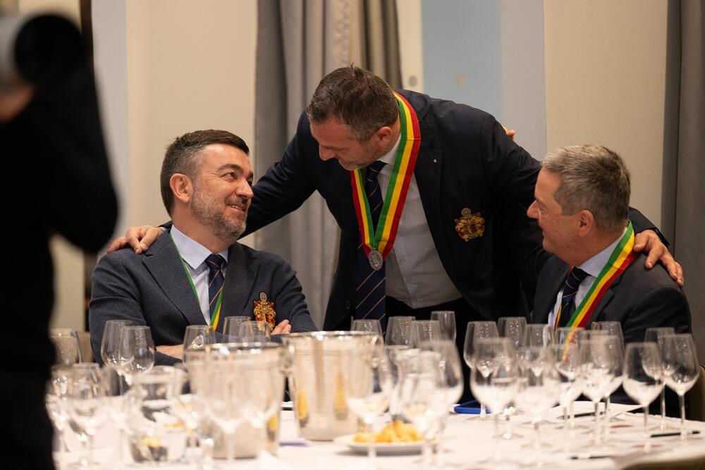 <p>U organizaciji Evropskog reda vinskih vitezova &ndash; Legatura Crna Gora, održan je II Crnogorski vinski viteški turnir, posvećen autohtonoj sorti Vranac, berbe 2023. godine. Turnir je održan u restoranu Voli Bar 61 u Podgorici.</p>