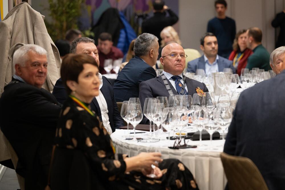 <p>U organizaciji Evropskog reda vinskih vitezova &ndash; Legatura Crna Gora, održan je II Crnogorski vinski viteški turnir, posvećen autohtonoj sorti Vranac, berbe 2023. godine. Turnir je održan u restoranu Voli Bar 61 u Podgorici.</p>