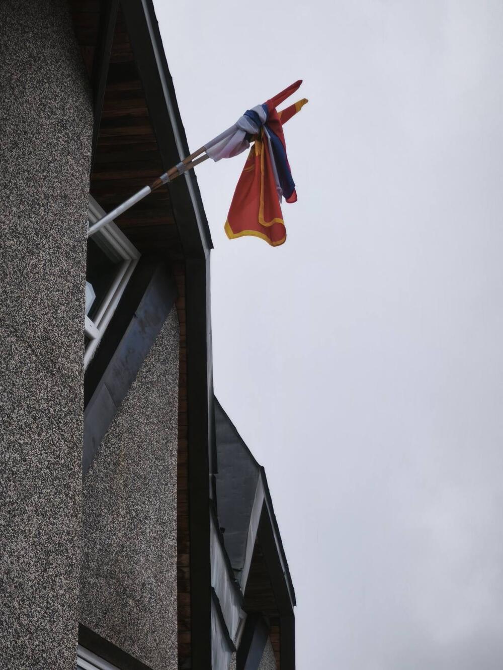 Zastave juče na staroj zgradi opštine