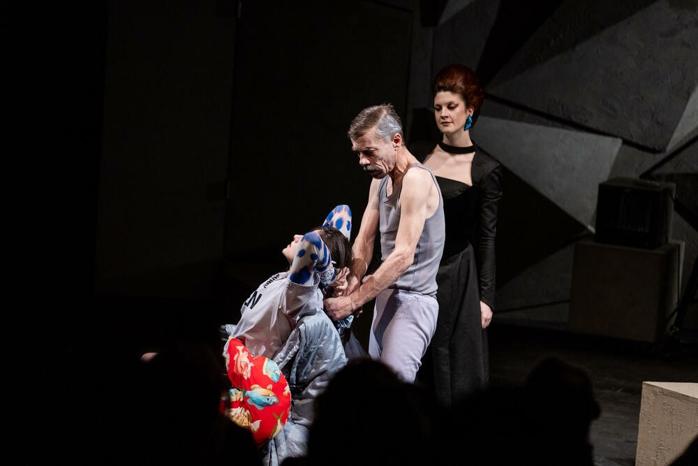 <p>Predstava "Pred penzijom, komedija o duši", prema tekstu Tomasa Bernharda i u režiji Nataše Milićević, premijerno je izvedena sinoć na sceni "Studio" Crnogorskog narodnog pozorišta. Repriza je sjutra u 20 časova</p>