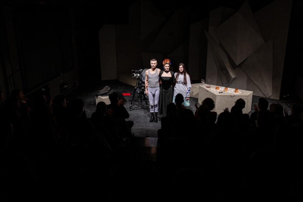 <p>Predstava "Pred penzijom, komedija o duši", prema tekstu Tomasa Bernharda i u režiji Nataše Milićević, premijerno je izvedena sinoć na sceni "Studio" Crnogorskog narodnog pozorišta. Repriza je sjutra u 20 časova</p>