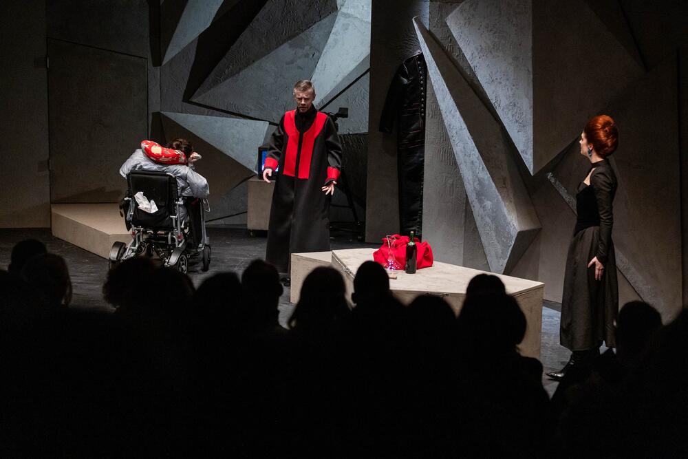 <p>Predstava "Pred penzijom, komedija o duši", prema tekstu Tomasa Bernharda i u režiji Nataše Milićević, premijerno je izvedena sinoć na sceni "Studio" Crnogorskog narodnog pozorišta. Repriza je sjutra u 20 časova</p>