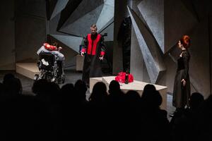 U ogledalu zabetonirane duše