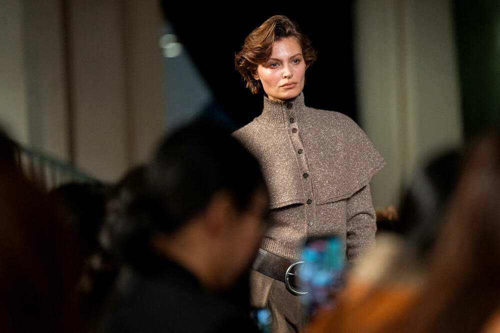 <p>Na listi od gotovo 100 zvanica bili su i glavna direktorka za sadržaj Voga i globalna urednička direktorka Ana Vintur, kao i glumice En Hetavej i Arijana Debouz.</p>