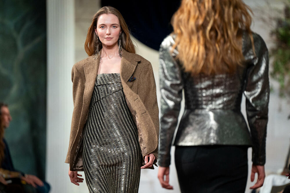 <p>Na listi od gotovo 100 zvanica bili su i glavna direktorka za sadržaj Voga i globalna urednička direktorka Ana Vintur, kao i glumice En Hetavej i Arijana Debouz.</p>