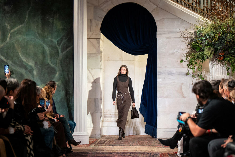 <p>Na listi od gotovo 100 zvanica bili su i glavna direktorka za sadržaj Voga i globalna urednička direktorka Ana Vintur, kao i glumice En Hetavej i Arijana Debouz.</p>