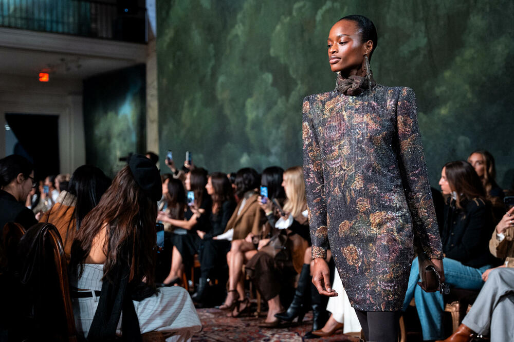 <p>Na listi od gotovo 100 zvanica bili su i glavna direktorka za sadržaj Voga i globalna urednička direktorka Ana Vintur, kao i glumice En Hetavej i Arijana Debouz.</p>