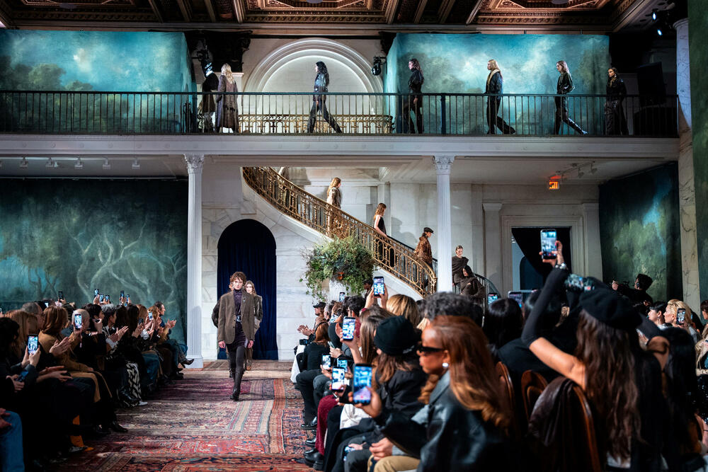 <p>Na listi od gotovo 100 zvanica bili su i glavna direktorka za sadržaj Voga i globalna urednička direktorka Ana Vintur, kao i glumice En Hetavej i Arijana Debouz.</p>