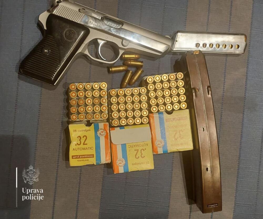 <p>Uprava policije saopštila je da se Barović sumnjiči da je utajio porez u iznosu od skoro 332.000 eura, a da su od njega, tokom izvršenih pretresa na lokacijama koje koristi u tri grada, oduzeta dva pištolja, municija i okvir sa municijom za automatsko oružje u ilegalnom posjedu</p>