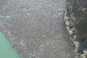 Smeće bez granica: Kako Srbija i Crna Gora zatrpavaju Drinu kod...