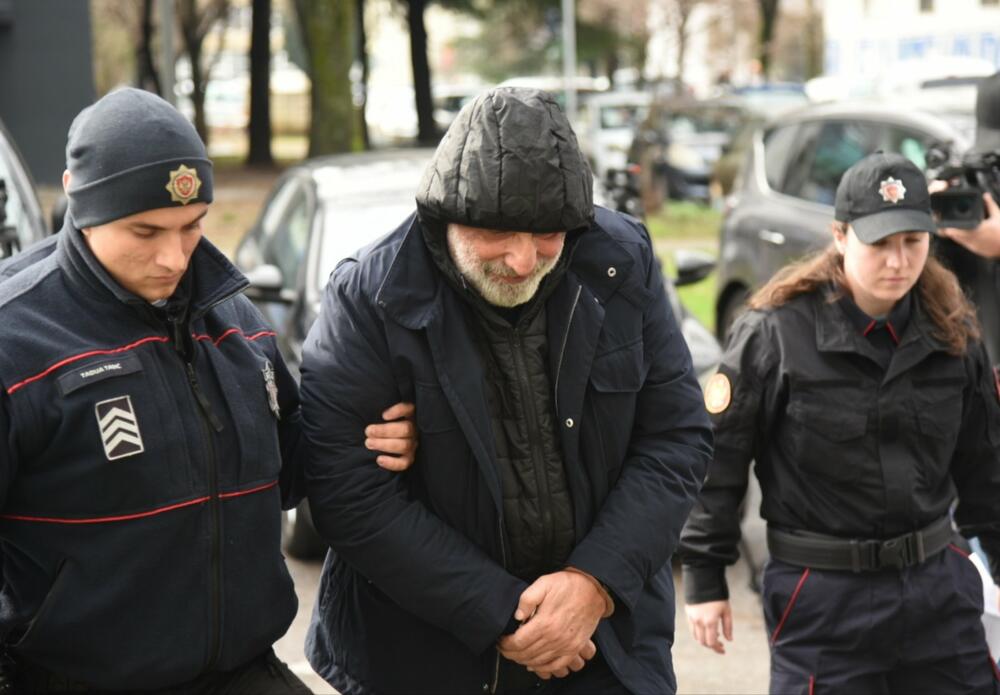 <p>Uprava policije saopštila je da se Barović sumnjiči da je utajio porez u iznosu od skoro 332.000 eura, a da su od njega, tokom izvršenih pretresa na lokacijama koje koristi u tri grada, oduzeta dva pištolja, municija i okvir sa municijom za automatsko oružje u ilegalnom posjedu</p>