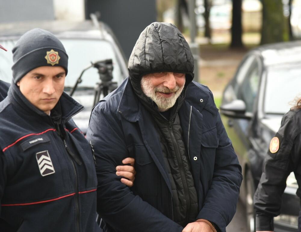 <p>Uprava policije saopštila je da se Barović sumnjiči da je utajio porez u iznosu od skoro 332.000 eura, a da su od njega, tokom izvršenih pretresa na lokacijama koje koristi u tri grada, oduzeta dva pištolja, municija i okvir sa municijom za automatsko oružje u ilegalnom posjedu</p>