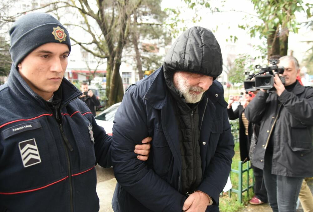 <p>Uprava policije saopštila je da se Barović sumnjiči da je utajio porez u iznosu od skoro 332.000 eura, a da su od njega, tokom izvršenih pretresa na lokacijama koje koristi u tri grada, oduzeta dva pištolja, municija i okvir sa municijom za automatsko oružje u ilegalnom posjedu</p>