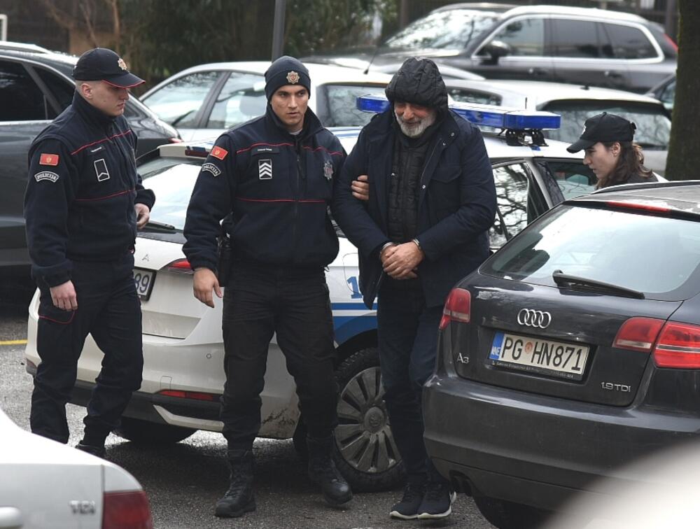 <p>Uprava policije saopštila je da se Barović sumnjiči da je utajio porez u iznosu od skoro 332.000 eura, a da su od njega, tokom izvršenih pretresa na lokacijama koje koristi u tri grada, oduzeta dva pištolja, municija i okvir sa municijom za automatsko oružje u ilegalnom posjedu</p>