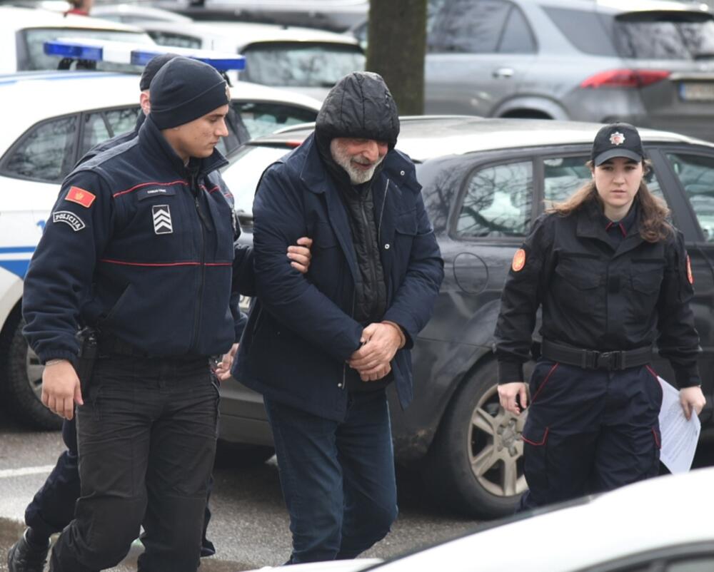 <p>Uprava policije saopštila je da se Barović sumnjiči da je utajio porez u iznosu od skoro 332.000 eura, a da su od njega, tokom izvršenih pretresa na lokacijama koje koristi u tri grada, oduzeta dva pištolja, municija i okvir sa municijom za automatsko oružje u ilegalnom posjedu</p>