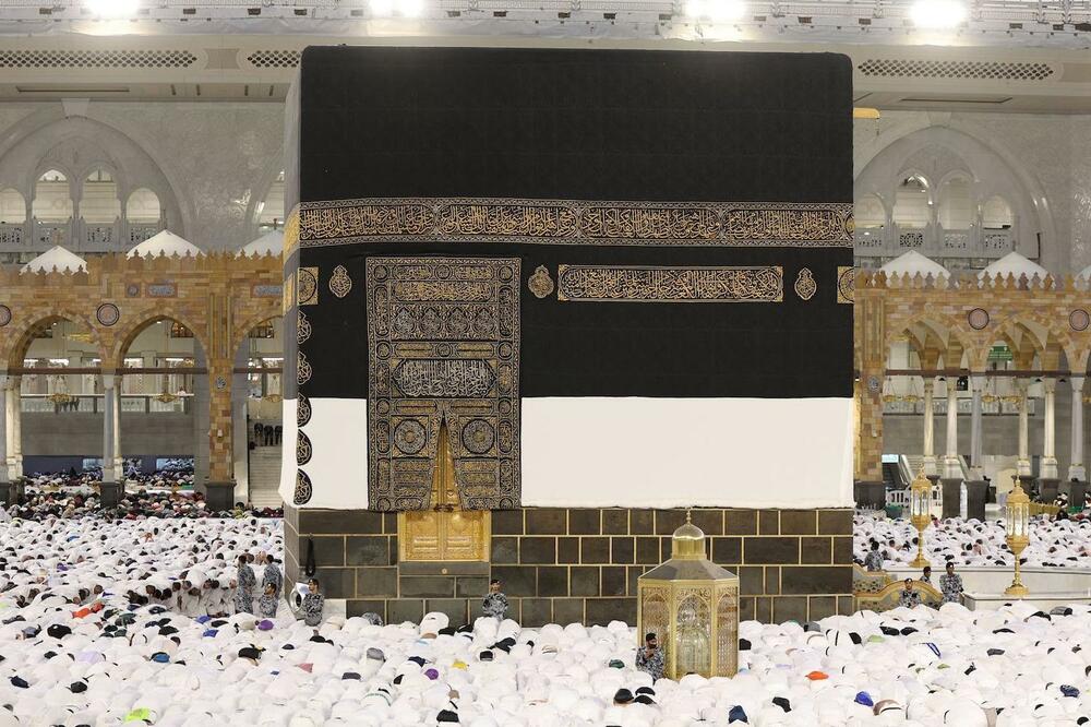 Kaba ili Ćaba, kamena građevina prekrivena crno-zlatnom kisvom (tkaninom), najsvetije je mesto u islamu, Foto: EPA