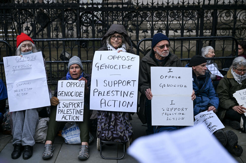 <p>Vlada Velike Britanije je zabranila rad Palestinske akcije pošto su njeni aktivisti u junu prošle godine upali u bazu Kraljevskog vazduhoplovstva kako bi protestovali protiv podrške Izraelu tokom rata u Pojasu Gaze. Aktivisti su tada poprskali crvenom bojom motore dva aviona-cisterne i udarali ih pajserima</p>