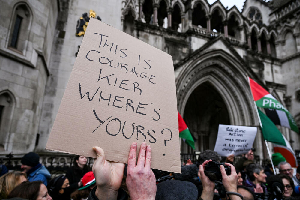 <p>Vlada Velike Britanije je zabranila rad Palestinske akcije pošto su njeni aktivisti u junu prošle godine upali u bazu Kraljevskog vazduhoplovstva kako bi protestovali protiv podrške Izraelu tokom rata u Pojasu Gaze. Aktivisti su tada poprskali crvenom bojom motore dva aviona-cisterne i udarali ih pajserima</p>