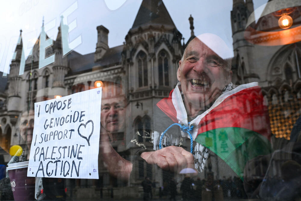 <p>Vlada Velike Britanije je zabranila rad Palestinske akcije pošto su njeni aktivisti u junu prošle godine upali u bazu Kraljevskog vazduhoplovstva kako bi protestovali protiv podrške Izraelu tokom rata u Pojasu Gaze. Aktivisti su tada poprskali crvenom bojom motore dva aviona-cisterne i udarali ih pajserima</p>