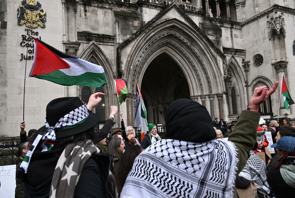 <p>Vlada Velike Britanije je zabranila rad Palestinske akcije pošto su njeni aktivisti u junu prošle godine upali u bazu Kraljevskog vazduhoplovstva kako bi protestovali protiv podrške Izraelu tokom rata u Pojasu Gaze. Aktivisti su tada poprskali crvenom bojom motore dva aviona-cisterne i udarali ih pajserima</p>