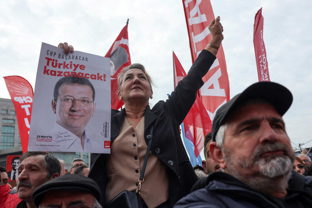 Pristalice CHP-a tokom protesta u Istanbulu u oktobru 2025.