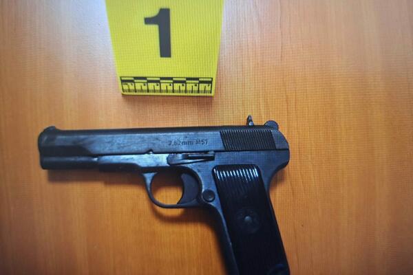 Rožaje'de polis, silah ve afyon haplarına el koydu.