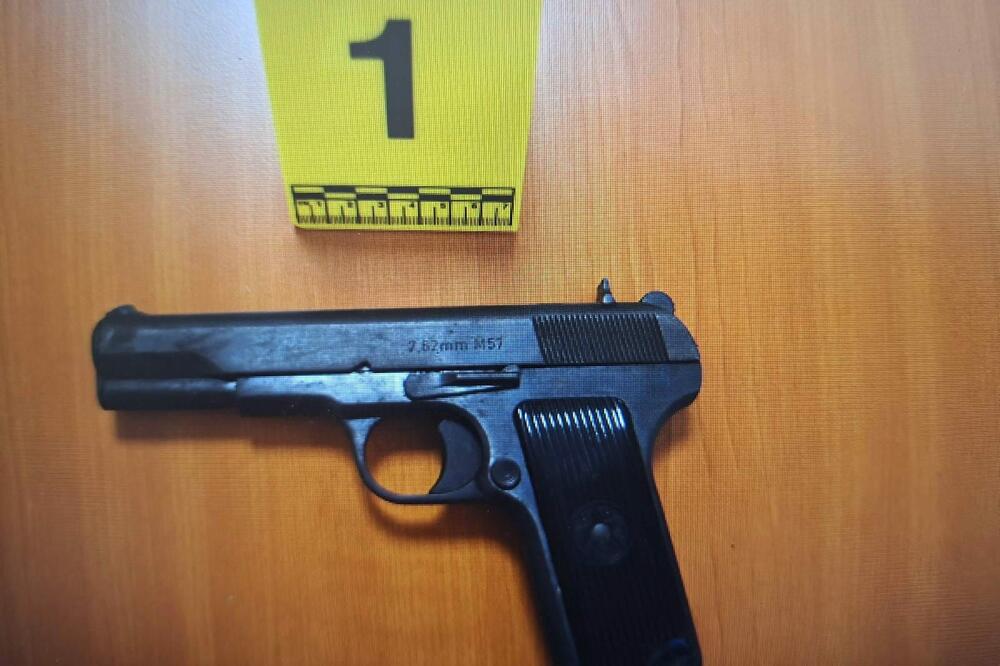 Oduzeti pištolj, Foto: Uprava policije