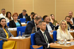 Pojas za spasavanje od vanrednih izbora? Šta ako podgorički...