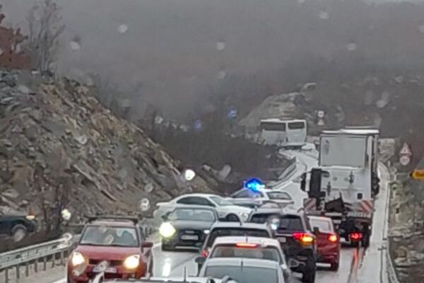 Krenuli na meč protiv Budućnosti: Autobus sa fudbalerima Igala...