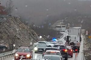 Krenuli na meč protiv Budućnosti: Autobus sa fudbalerima Igala...