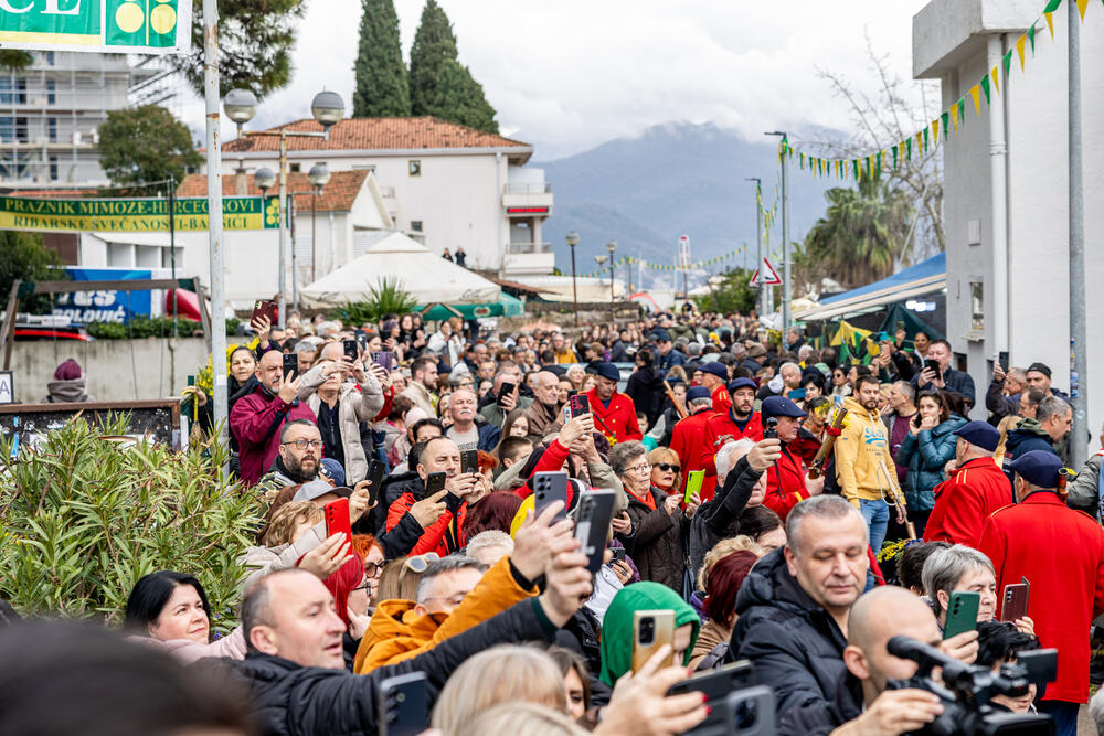 <p>"Domaćini na novskoj rivijeri goste su dočekali sa ribom, vinom, priganicama i roštulama, iskazujući gostoprimstvo po kojem je Herceg Novi poznat", kazali su iz lokalne samouprave</p>