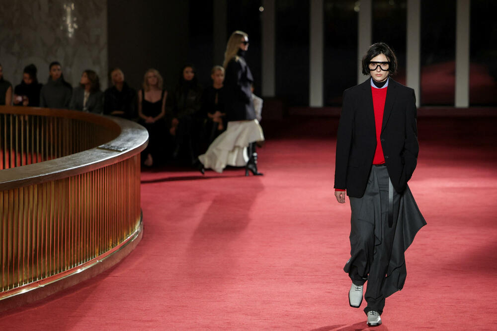 <p>Manekenke, među kojima su Aleks Konsani i Kristi Tarlington, prošetale su stepeništem Metropoliten opere, prikazujući krojena odijela, vezene floralne motive i haljine od kašmirskih džempera</p>