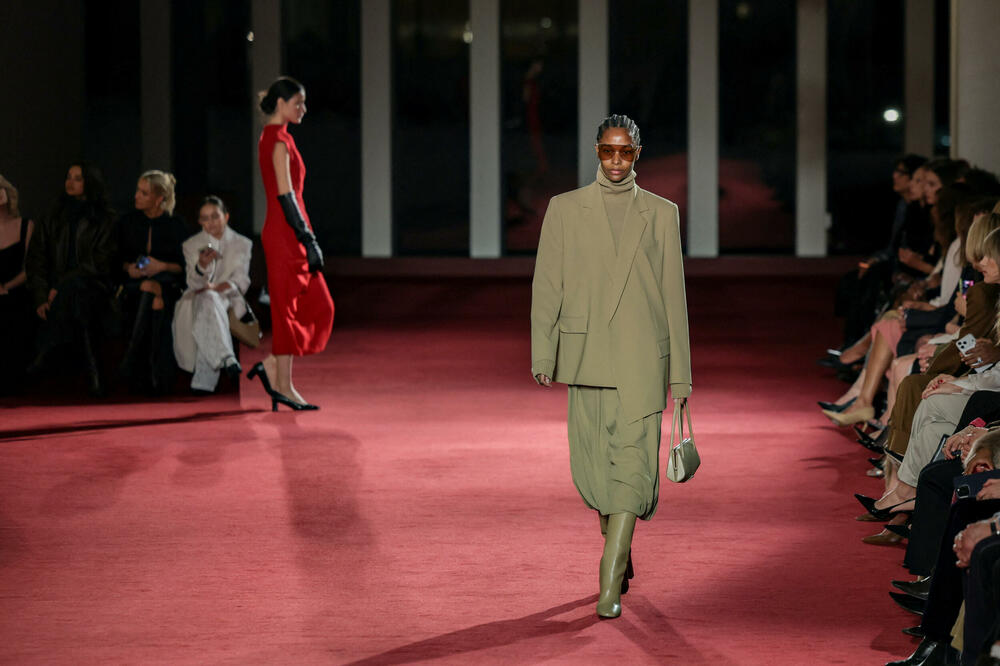 <p>Manekenke, među kojima su Aleks Konsani i Kristi Tarlington, prošetale su stepeništem Metropoliten opere, prikazujući krojena odijela, vezene floralne motive i haljine od kašmirskih džempera</p>