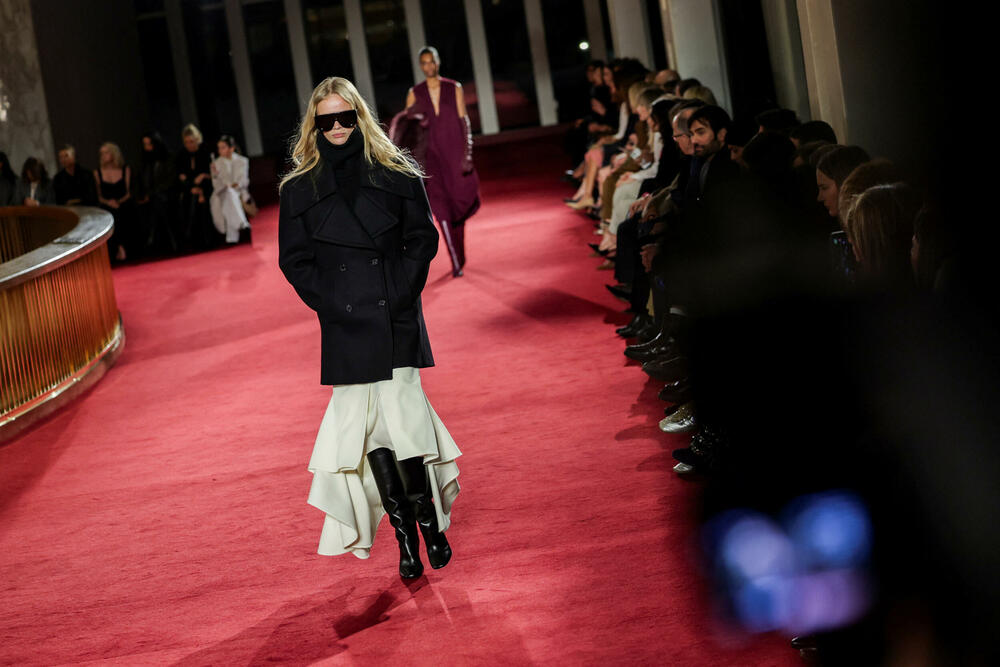 <p>Manekenke, među kojima su Aleks Konsani i Kristi Tarlington, prošetale su stepeništem Metropoliten opere, prikazujući krojena odijela, vezene floralne motive i haljine od kašmirskih džempera</p>