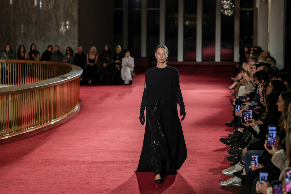 <p>Manekenke, među kojima su Aleks Konsani i Kristi Tarlington, prošetale su stepeništem Metropoliten opere, prikazujući krojena odijela, vezene floralne motive i haljine od kašmirskih džempera</p>