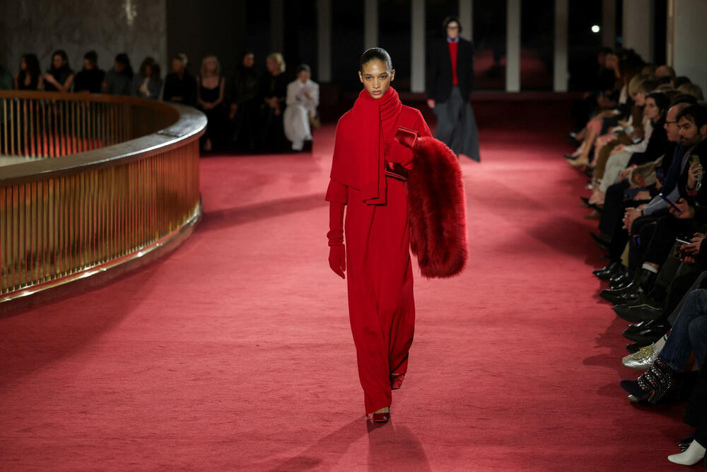 <p>Manekenke, među kojima su Aleks Konsani i Kristi Tarlington, prošetale su stepeništem Metropoliten opere, prikazujući krojena odijela, vezene floralne motive i haljine od kašmirskih džempera</p>