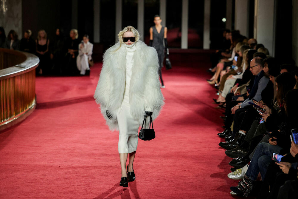 <p>Manekenke, među kojima su Aleks Konsani i Kristi Tarlington, prošetale su stepeništem Metropoliten opere, prikazujući krojena odijela, vezene floralne motive i haljine od kašmirskih džempera</p>